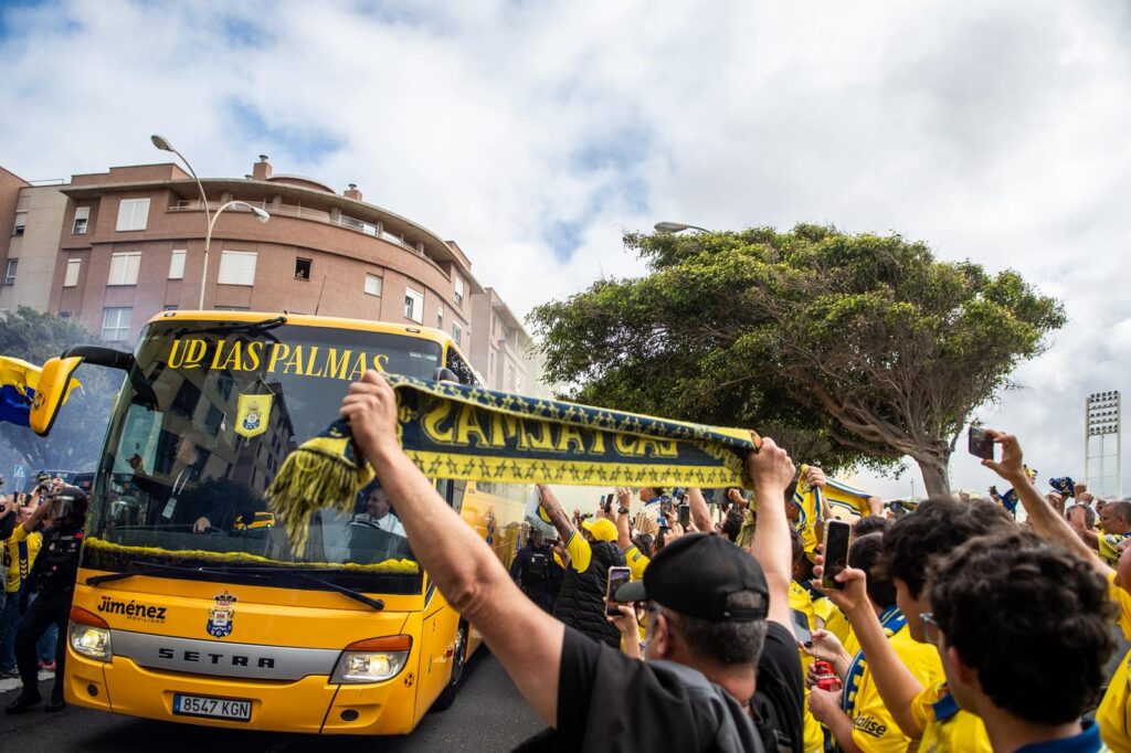 WhatsApp Image 2026-06-07 at 183226 2 | udlaspalmas.NET FOTOS | Vea la fotogalería del espectacular recibimiento en Fondos de Segura, previo al encuentro ante el Málaga. Una vez más la afición amarillo no defraudó. A las 18:00 horas la marea amarilla se citó en la calle Fondos de Segura, como en los grandes días. Allí los jugadores recibieron el aliento y energía de