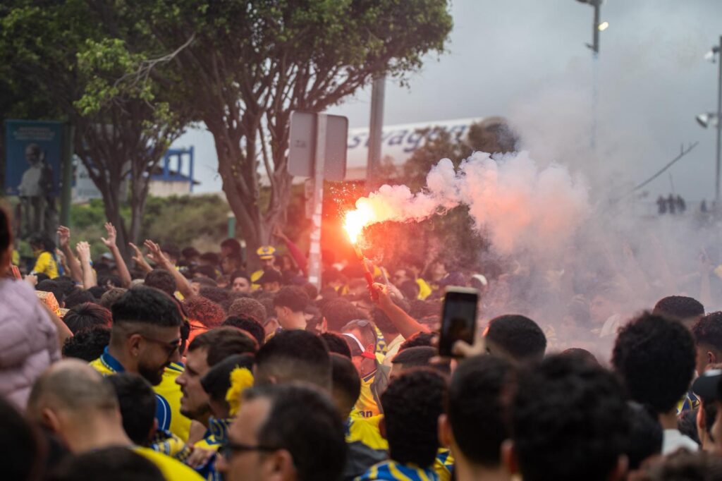 WhatsApp Image 2026-06-07 at 183226 3 | udlaspalmas.NET FOTOS | Vea la fotogalería del espectacular recibimiento en Fondos de Segura, previo al encuentro ante el Málaga. Una vez más la afición amarillo no defraudó. A las 18:00 horas la marea amarilla se citó en la calle Fondos de Segura, como en los grandes días. Allí los jugadores recibieron el aliento y energía de