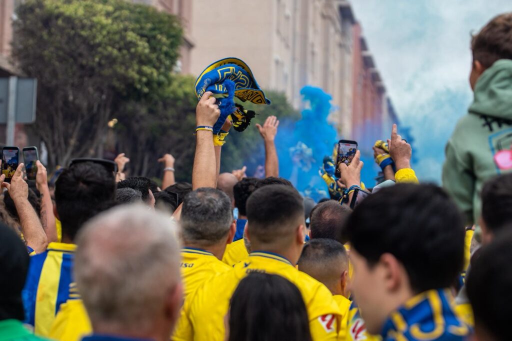 WhatsApp Image 2026-06-07 at 183226 4 | udlaspalmas.NET FOTOS | Vea la fotogalería del espectacular recibimiento en Fondos de Segura, previo al encuentro ante el Málaga. Una vez más la afición amarillo no defraudó. A las 18:00 horas la marea amarilla se citó en la calle Fondos de Segura, como en los grandes días. Allí los jugadores recibieron el aliento y energía de