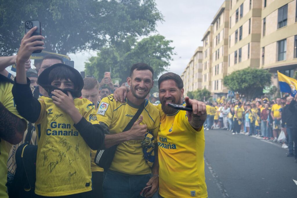WhatsApp Image 2026-06-07 at 183226 5 | udlaspalmas.NET FOTOS | Vea la fotogalería del espectacular recibimiento en Fondos de Segura, previo al encuentro ante el Málaga. Una vez más la afición amarillo no defraudó. A las 18:00 horas la marea amarilla se citó en la calle Fondos de Segura, como en los grandes días. Allí los jugadores recibieron el aliento y energía de