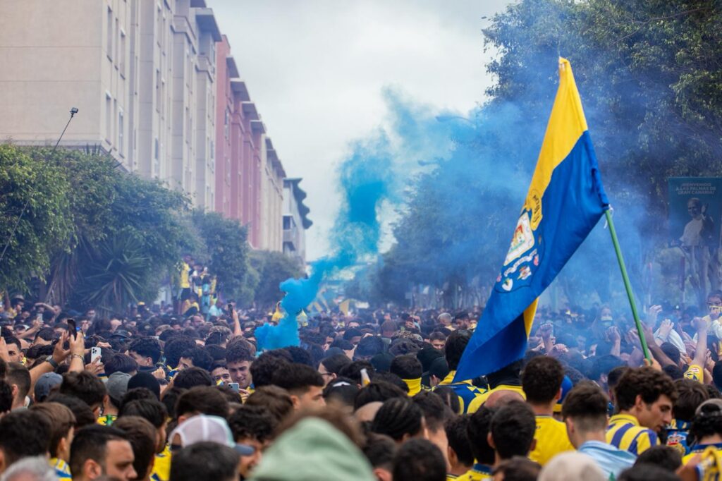 WhatsApp Image 2026-06-07 at 183226 6 | udlaspalmas.NET FOTOS | Vea la fotogalería del espectacular recibimiento en Fondos de Segura, previo al encuentro ante el Málaga. Una vez más la afición amarillo no defraudó. A las 18:00 horas la marea amarilla se citó en la calle Fondos de Segura, como en los grandes días. Allí los jugadores recibieron el aliento y energía de