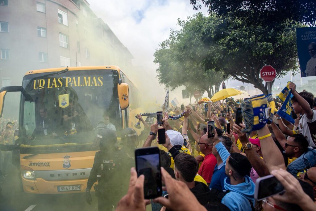 WhatsApp Image 2026-06-07 at 183227 2 | udlaspalmas.NET FOTOS | Vea la fotogalería del espectacular recibimiento en Fondos de Segura, previo al encuentro ante el Málaga. Una vez más la afición amarillo no defraudó. A las 18:00 horas la marea amarilla se citó en la calle Fondos de Segura, como en los grandes días. Allí los jugadores recibieron el aliento y energía de