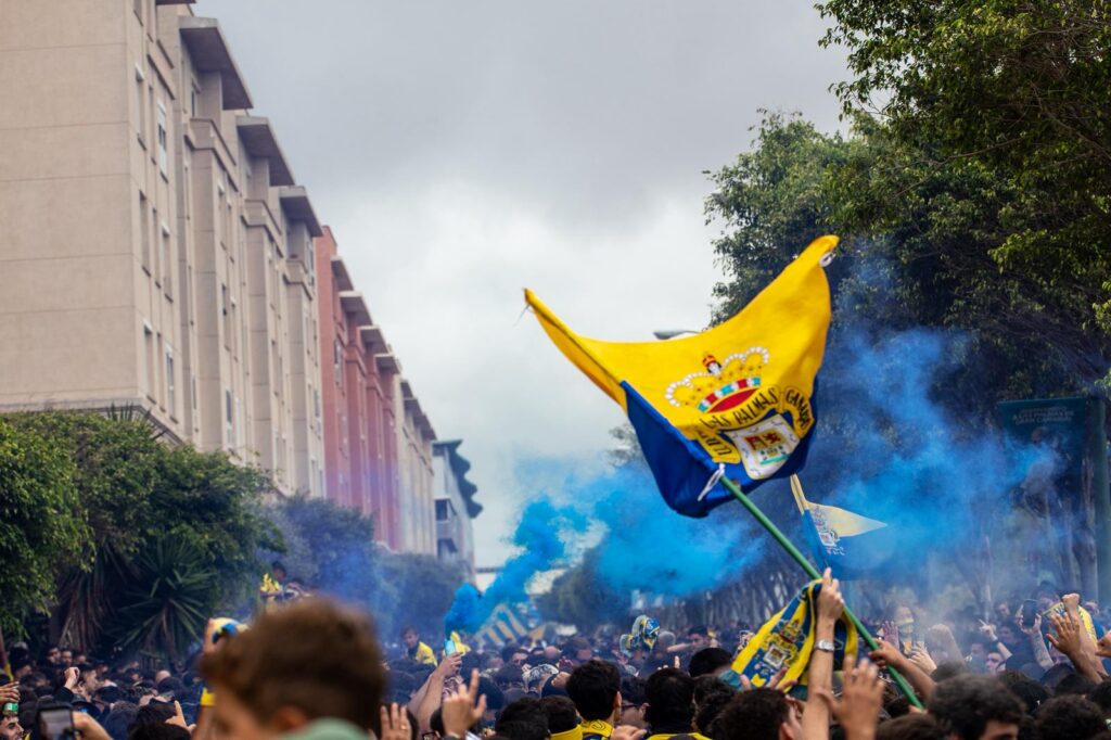 WhatsApp Image 2026-06-07 at 183227 3 | udlaspalmas.NET FOTOS | Vea la fotogalería del espectacular recibimiento en Fondos de Segura, previo al encuentro ante el Málaga. Una vez más la afición amarillo no defraudó. A las 18:00 horas la marea amarilla se citó en la calle Fondos de Segura, como en los grandes días. Allí los jugadores recibieron el aliento y energía de