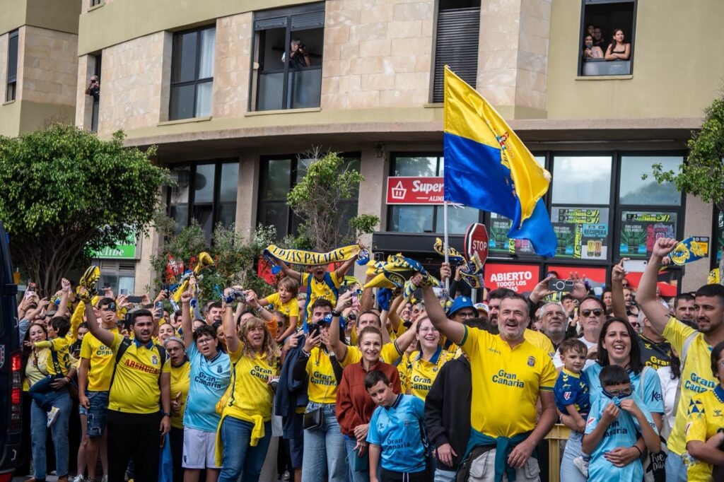 WhatsApp Image 2026-06-07 at 183227 4 | udlaspalmas.NET FOTOS | Vea la fotogalería del espectacular recibimiento en Fondos de Segura, previo al encuentro ante el Málaga. Una vez más la afición amarillo no defraudó. A las 18:00 horas la marea amarilla se citó en la calle Fondos de Segura, como en los grandes días. Allí los jugadores recibieron el aliento y energía de