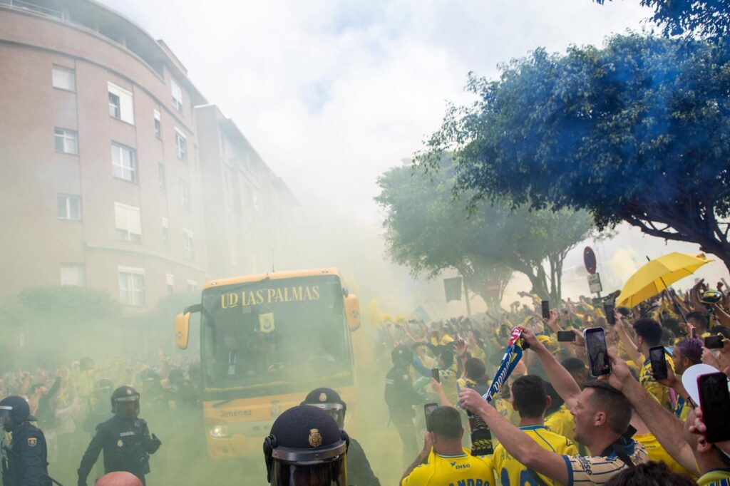 WhatsApp Image 2026-06-07 at 183227 5 | udlaspalmas.NET FOTOS | Vea la fotogalería del espectacular recibimiento en Fondos de Segura, previo al encuentro ante el Málaga. Una vez más la afición amarillo no defraudó. A las 18:00 horas la marea amarilla se citó en la calle Fondos de Segura, como en los grandes días. Allí los jugadores recibieron el aliento y energía de