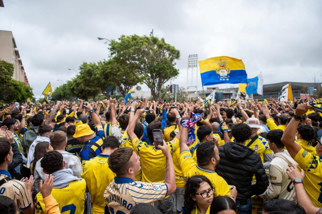 WhatsApp Image 2026-06-07 at 183228 | udlaspalmas.NET FOTOS | Vea la fotogalería del espectacular recibimiento en Fondos de Segura, previo al encuentro ante el Málaga. Una vez más la afición amarillo no defraudó. A las 18:00 horas la marea amarilla se citó en la calle Fondos de Segura, como en los grandes días. Allí los jugadores recibieron el aliento y energía de