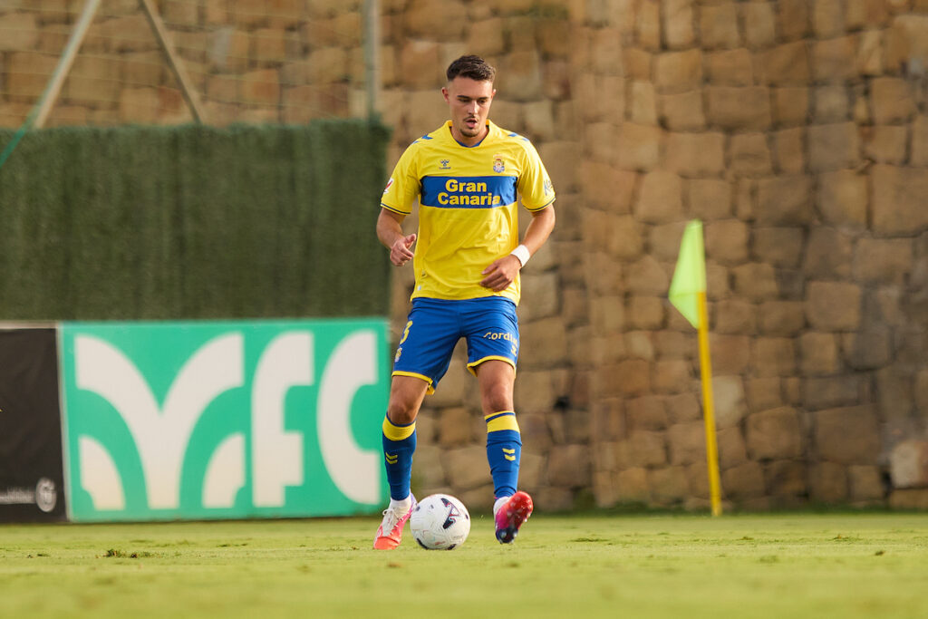 Ambos jugadores han visto como la Unión Deportiva Las Palmas se ha reforzado en los últimos día con la llegada de dos centrales, lo que podría provocar la cesión de ambos jugadores a distintos equipos. Seis son los centrales que actualmente tiene la Unión Deportiva Las Palmas a falta de pocos días para el inicio