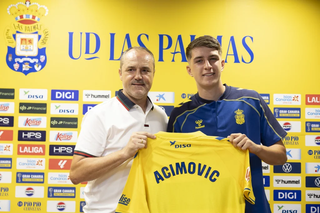 El director deportivo de la Unión Deportiva Las Palmas valoró brevemente el final del mercado de fichajes y resalta su creencia en los jugadores más jóvenes del equipo. El pasado martes acabó el mercado de fichajes de la Unión Deportiva Las Palmas sin ningún movimiento y cerrándose con ocho fichajes. Tras varios días de declaraciones