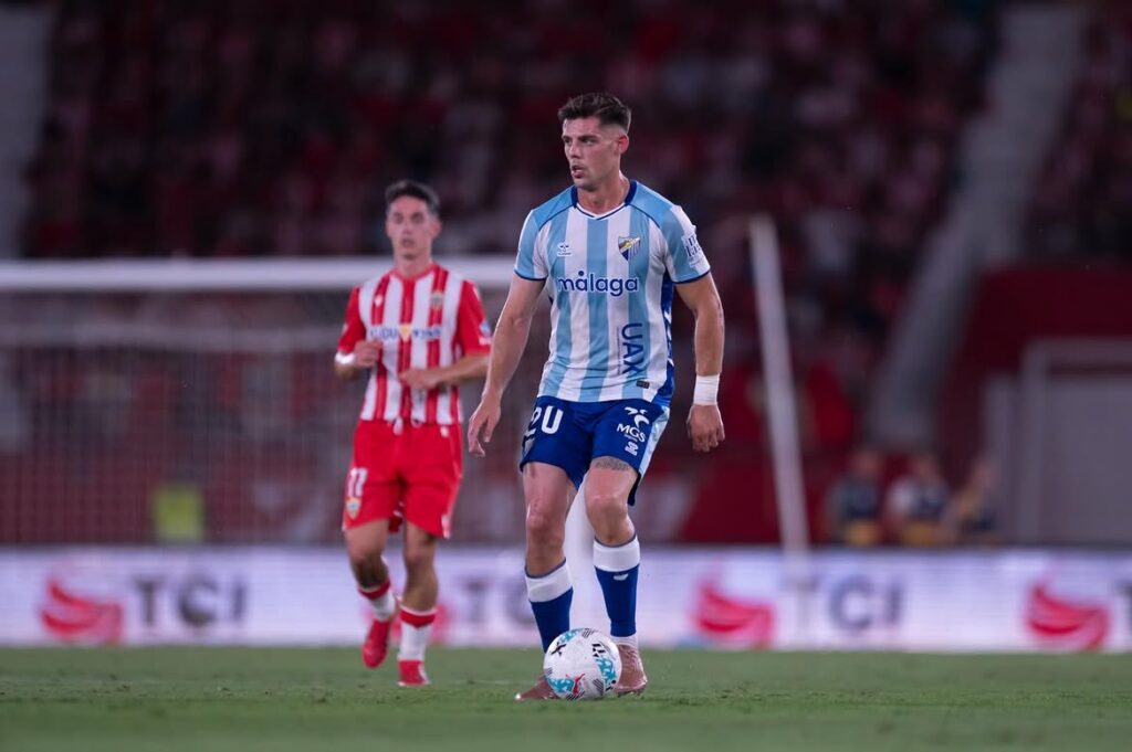 Javi Montero | udlaspalmas.NET El central sevillano está en la agenda del club amarillo para refozar el centro de la zaga tras la salida de Mika y Barcia. Llegaría gratis tras no renovar con el Málaga. La UD Las Palmas peina el mercado de centrales en busca de incorporar al menos un jugador que refuerce la posición. Las salidas