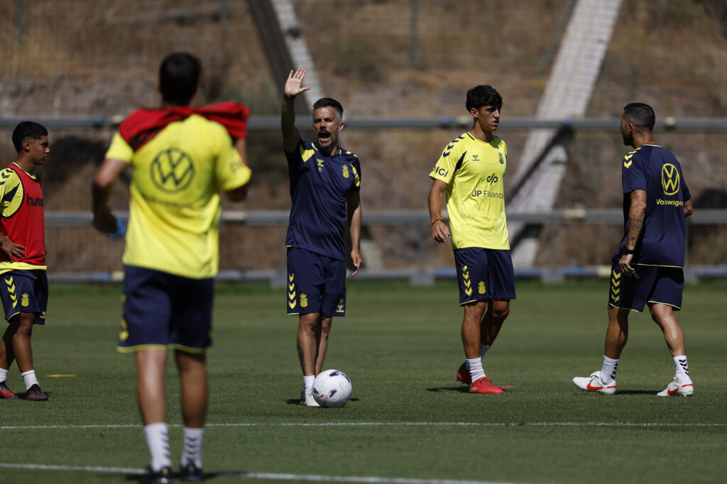 El técnico gallego de la Unión Deportiva Las Palmas destaca la importancia de saber con antelación cómo quiere jugar el conjunto grancanario y resalta la importancia de manejar los ritmos del partido. Tras varias semanas de pretemporada, llega la hora de la verdad para la Unión Deportiva Las Palmas en su estreno liguero contra el