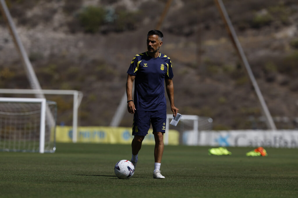 Rubén de la Barrera | udlaspalmas.NET Rubén de la Barrera tomó las riendas del equipo en el primer entrenamiento de la pretemporada de la Unión Deportiva. Los 12 canteranos y algunas bajas notables marcan el inicio de los entrenamientos. La UD Las Palmas comenzó este lunes los entrenamientos de pretemporada. Por delante, cinco semanas de preparación que desembocarán el fin de