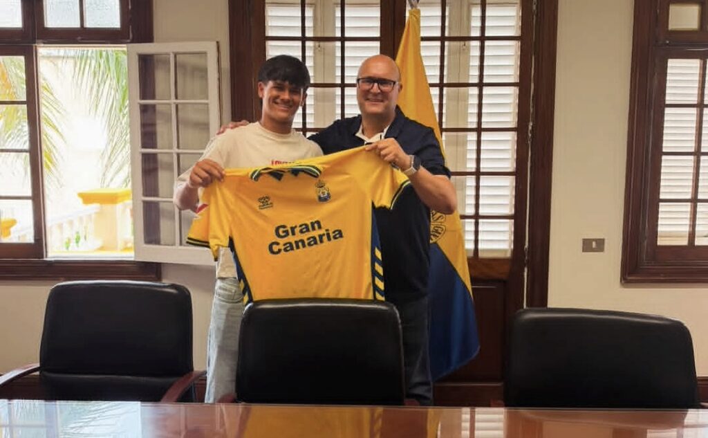 Screenshot_20260729_221048_Instagram | udlaspalmas.NET La entidad grancanaria ha apostado fuerte por la continuidad del central conejero, que esta temporada también se estrenó con las categorías inferiores de Marruecos y que quiere triunfar de amarillo. La Unión Deportiva Las Palmas quiere seguir haciéndose fuerte en la cadena de filiales. En un verano tan complicado para los jugadores que pasan de