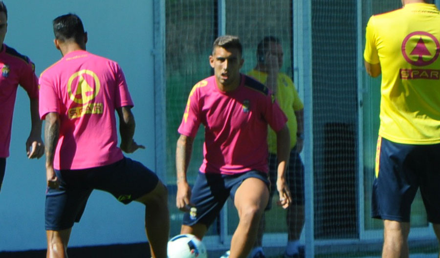 El nuevo delantero de la UD Las Palmas fue llamado a filas del primer equipo en dos ocasiones en la temporada 2015/2016, aunque nunca llegó a debutar. Jefté Betancor ya es jugador de la UD Las Palmas. El delantero grancanario regresa a Gran Canaria 8 años después de coger el avión que le llevó a