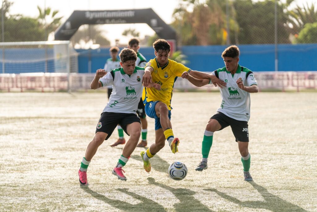 772657962_1621690406328329_7634989524622585734_n | udlaspalmas.NET El conjunto grancanario desarrolló una gran competición durante este fin de semana para proclamarse campeón y vencer a equipos como Racing de Santander y Cádiz. Además, lo hizo dominando los partidos e incluso sin encajar ningún gol. Adeje siempre es un torneo especial para la Unión Deportiva Las Palmas. El Juvenil División de Honor conquistó