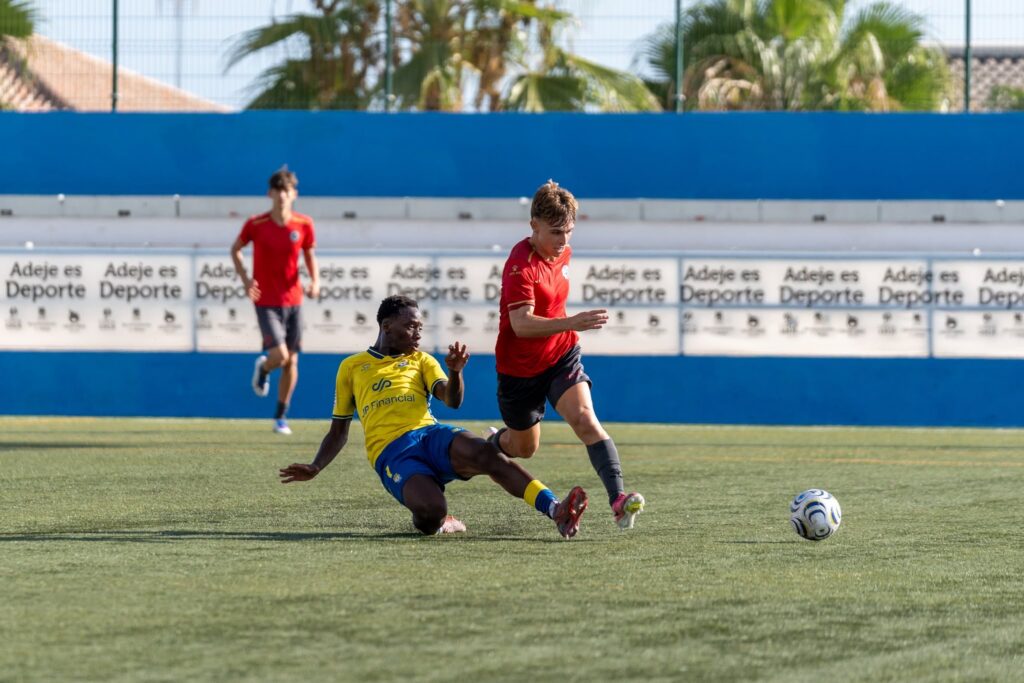 774652708_1621687642995272_3049844839145849156_n | udlaspalmas.NET El conjunto grancanario desarrolló una gran competición durante este fin de semana para proclamarse campeón y vencer a equipos como Racing de Santander y Cádiz. Además, lo hizo dominando los partidos e incluso sin encajar ningún gol. Adeje siempre es un torneo especial para la Unión Deportiva Las Palmas. El Juvenil División de Honor conquistó