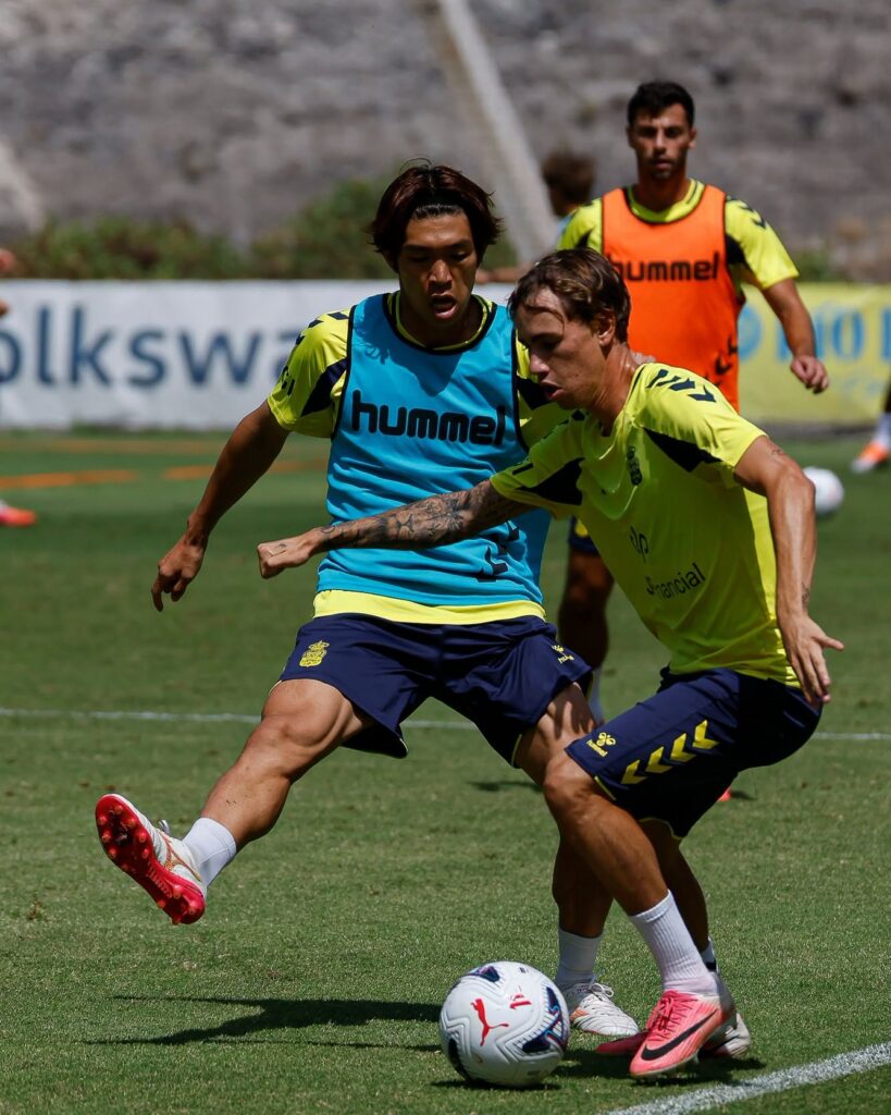 El presidente de la Unión Deportiva Las Palmas ha desvelado que Adam Arvelo se queda en Gran Canaria pero tendrá que jugar con un equipo de la cadena de filiales. Adam Arvelo ha rechazado salir cedido. Así lo ha asegurado Miguel Ángel Ramírez este martes en los micrófonos de El Deportivo de Canarias Radio. El