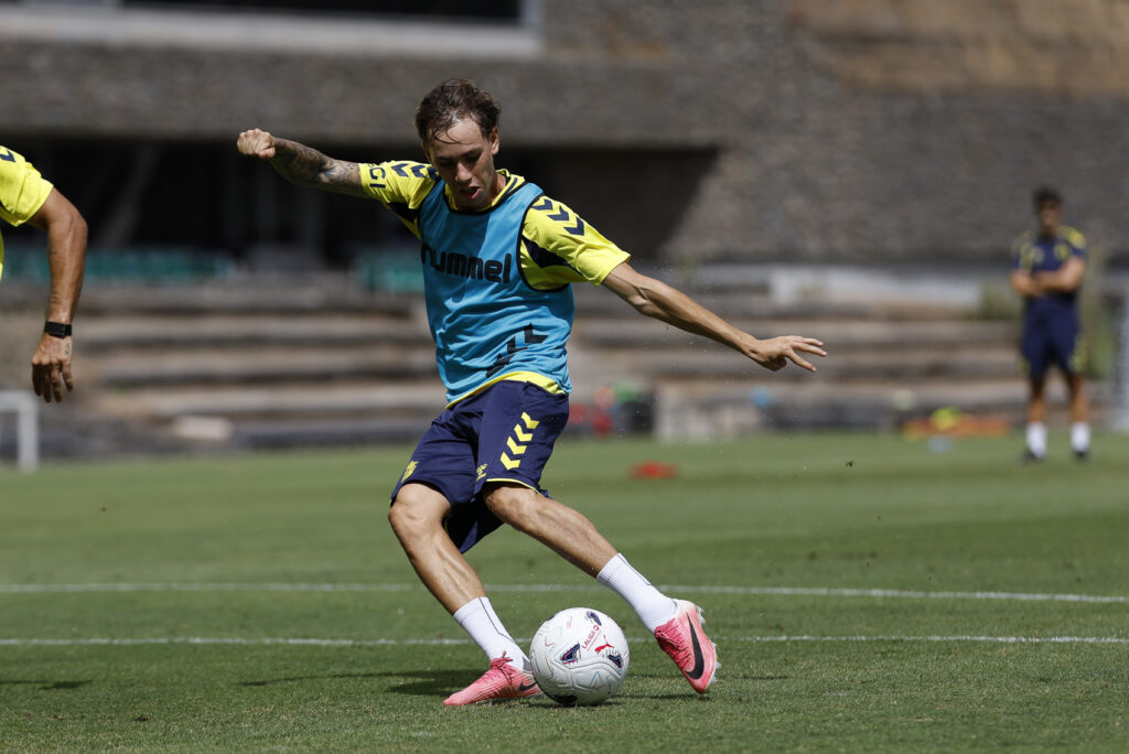 Adam Arvelo entrenamiento | udlaspalmas.NET El próximo martes concluye el mercado de verano de 2026 y la Unión Deportiva Las Palmas aún tiene trabajo por delante. Esperará por Juan Carlos Arana y sigue buscando cesión a algunos jugadores. Hasta el próximo martes, 1 de septiembre, a las 22:59 horas, la Unión Deportiva Las Palmas y el resto de los clubes