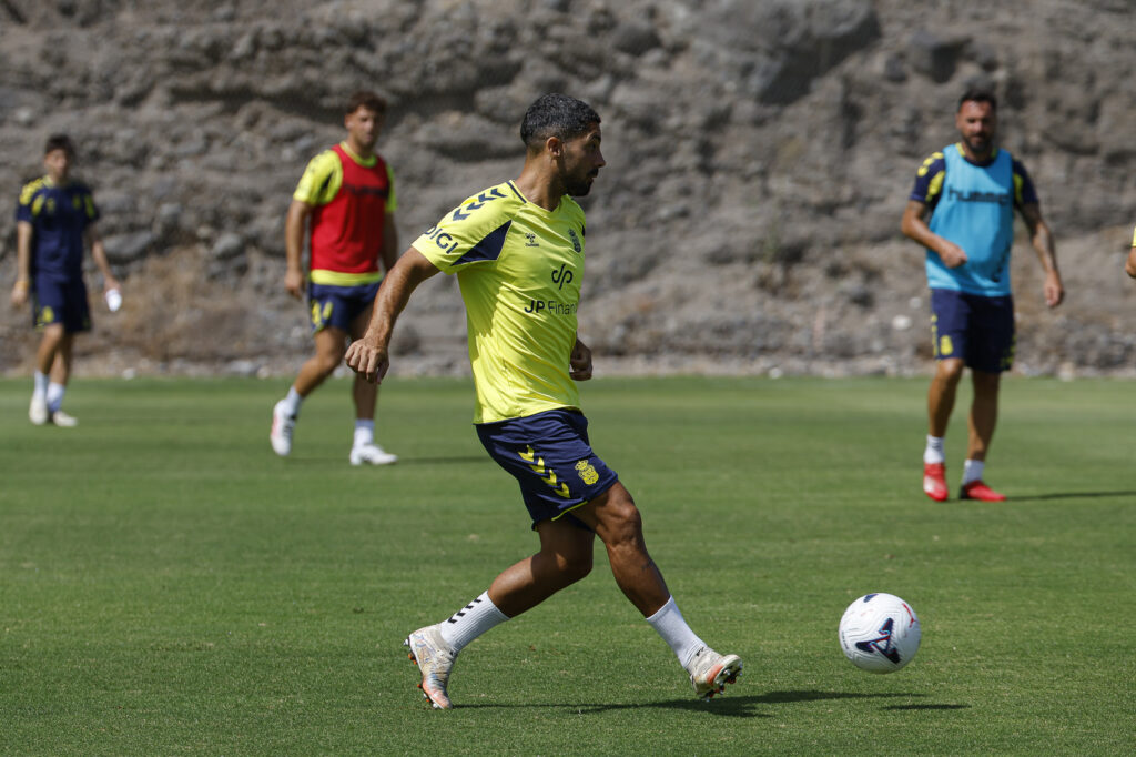 Álex Suárez entrenamiento0 | udlaspalmas.NET El segundo capitán de la Unión Deportiva Las Palmas reflejó el sentir del vestuario sobre el desplazamiento a Ceuta, donde poco tiene que decir la plantilla amarilla ya que LaLiga ni se plantea aplazar el encuentro. La difícil situación que se vive desde hace semanas en Ceuta pasa desapercibida para LaLiga, que ha optado por