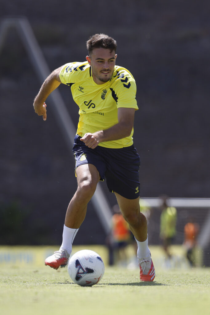Andrés Rodríguez entrenamiento | udlaspalmas.NET El defensa murciano debutó el pasado sábado en la Unión Deportiva Las Palmas y en el fútbol profesional tras muchos años luchando por llegar a una categoría como LaLiga Hypermotion. Andrés Rodríguez es una de las caras más desconocidas en la nueva Unión Deportiva. Tras muchos años luchando en categorías inferiores, el pasado sábado le