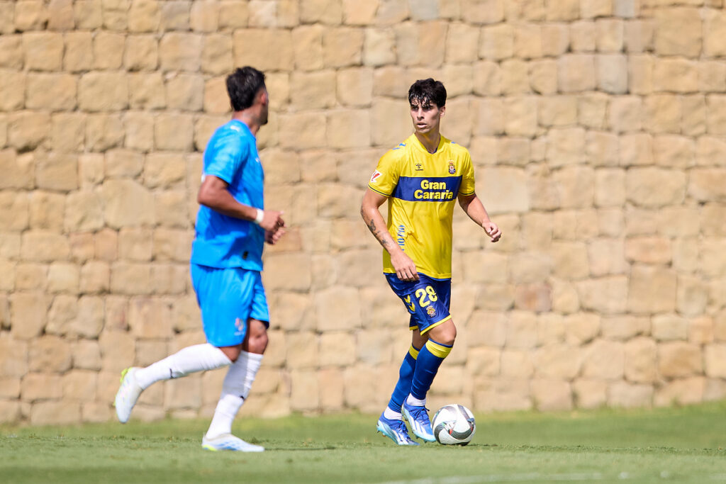 El central valenciano de la Unión Deportiva Las Palmas jugará esta temporada cedido en Miranda de Ebro, en Primera Federación. Carlos Navarro debutó la pasada temporada con el primer equipo. La Unión Deportiva Las Palmas tenía overbooking en el centro de la defensa y la entidad amarilla ha optado por buscarle una cesión a Carlos