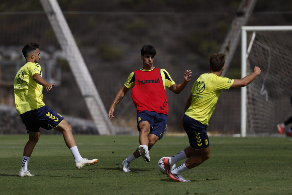 Carlos Navarro entrenamiento | udlaspalmas.NET La entidad grancanaria ya tiene inscrito a todos los jugadores de la primera plantilla para el partido de este domingo contra el Albacete. Mateo Aćimović fue el último jugador en ser inscrito. Puro trámite. A diferencia de temporadas pretéritas, la Unión Deportiva Las Palmas cuenta actualmente con una solvencia económica que le permite llegar a