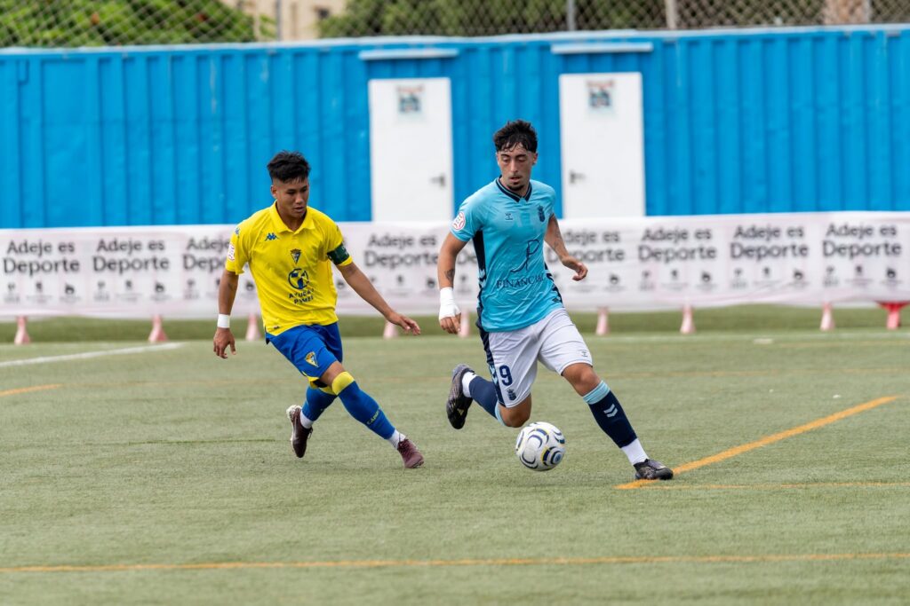 Diego Martín Cádiz | udlaspalmas.NET El conjunto grancanario desarrolló una gran competición durante este fin de semana para proclamarse campeón y vencer a equipos como Racing de Santander y Cádiz. Además, lo hizo dominando los partidos e incluso sin encajar ningún gol. Adeje siempre es un torneo especial para la Unión Deportiva Las Palmas. El Juvenil División de Honor conquistó