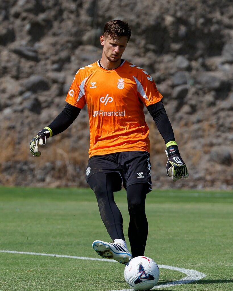 Dinko Horkas entrenamiento | udlaspalmas.NET La Unión Deportiva Las Palmas anunció este lunes la venta del cancerbero croata al conjunto de Emiratos Árabes Unidos. Dinko Horkaš disputó 59 partidos oficiales en sus dos años en el representativo. Se acabó el culebrón Dinko Horkaš. La Unión Deportiva Las Palmas y el portero croata estaban condenados a entenderse y es que la