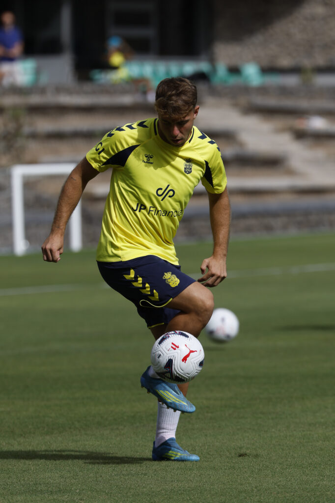Elías Romero entrenamiento | udlaspalmas.NET El delantero de la Unión Deportiva Las Palmas, que este pasado verano renovó su contrato con el representativo, debutó el pasado domingo con el primer equipo y lo hizo dando una asistencia en el tiempo de descuento. Elías Romero fue uno de los debutantes del pasado domingo, contra el Albacete. La precocidad de Rafa Cruz