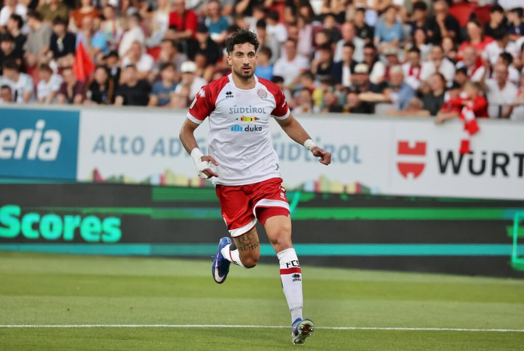 Emanuele-Pecorino2 | udlaspalmas.NET Desde italia apuntan a un interés del club amarillo en el delantero centro de 1,92 que pertenece a la cantera de la Juventus. La UD Las Palmas sigue peinando el mercado en busca de más refuerzos. Y parece que Luis Helguera ha puesto su mirada en el mercado italiano, pues tras la llegada de Bonfanti