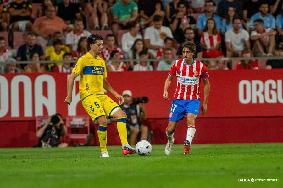 Enrique Clemente Girona0 | udlaspalmas.NET El defensa maño de la Unión Deportiva Las Palmas se estrenó el pasado sábado en Girona tras sufrir un esguince de rodilla. Tras actuar como lateral izquierdo durante la temporada pasada, Rubén de la Barrera podría contar con él en el centro de la defensa. La Unión Deportiva Las Palmas de Rubén de la Barrera