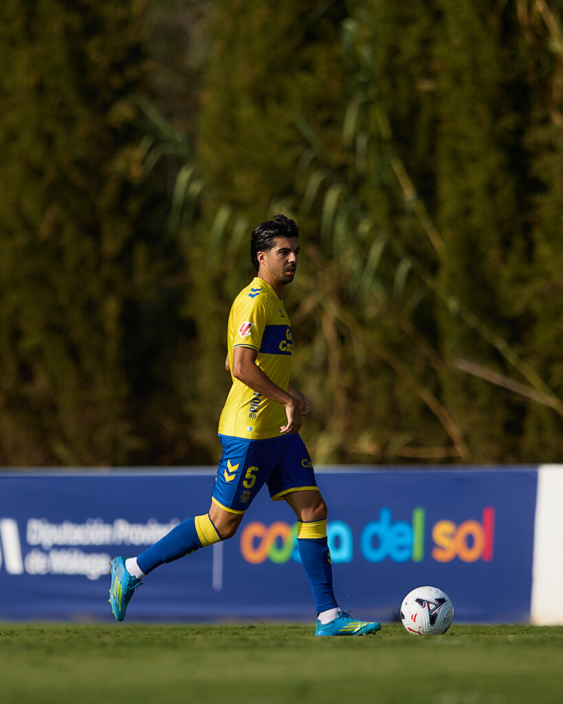 Enrique Clemente Leiria | udlaspalmas.NET El ahora lateral izquierdo de la Unión Deportiva Las Palmas se lesionó a finales de julio en un partido de pretemporada en Marbella y este lunes ha comenzado su incorporación parcial al grupo. Ya queda menos para el retorno de Enrique Clemente a los terrenos de juego. El zaguero maño, fundamental en el lateral izquierdo
