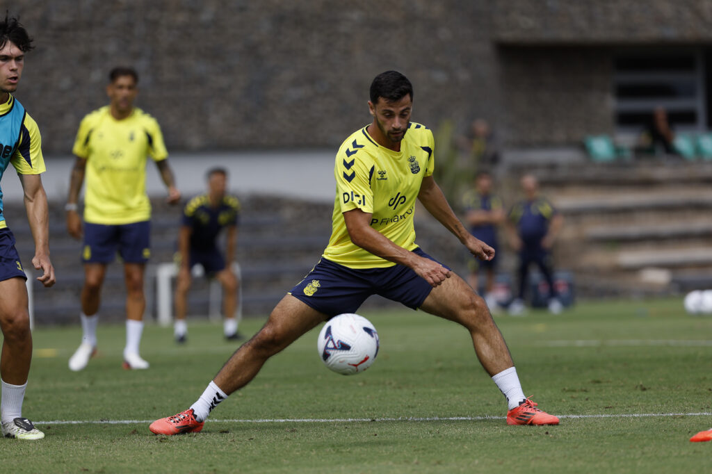 Enzo Loiodice entrenamiento | udlaspalmas.NET Rubén de la Barrera no quiso especificar mucho en los jugadores que no están disponibles para el estreno contra el Albacete Balompié pero sí desveló que tanto Jesé Rodríguez como Giovanni Bonfanti sí están disponibles. Estreno liguero marcado por la plaga de lesiones que la Unión Deportiva Las Palmas sigue arrastrando de la temporada pasada.