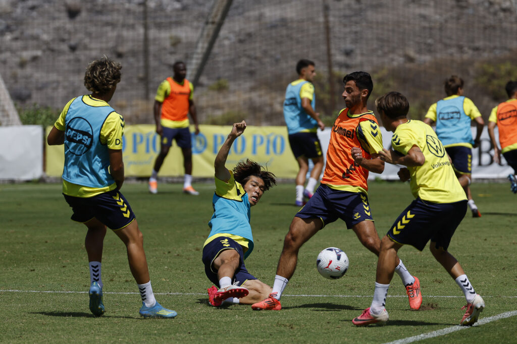 Enzo Loiodice y Taisei Miyashiro entrenamiento | udlaspalmas.NET El mediocentro de la Unión Deportiva Las Palmas estuvo cerca de salir de la entidad grancanaria por su deseo de jugar en la élite, pero la dirección deportiva pudo aumentar su contrato hasta el 30 de junio de 2028. La Unión Deportiva Las Palmas ha realizado hasta el momento ocho fichajes en este mercado de