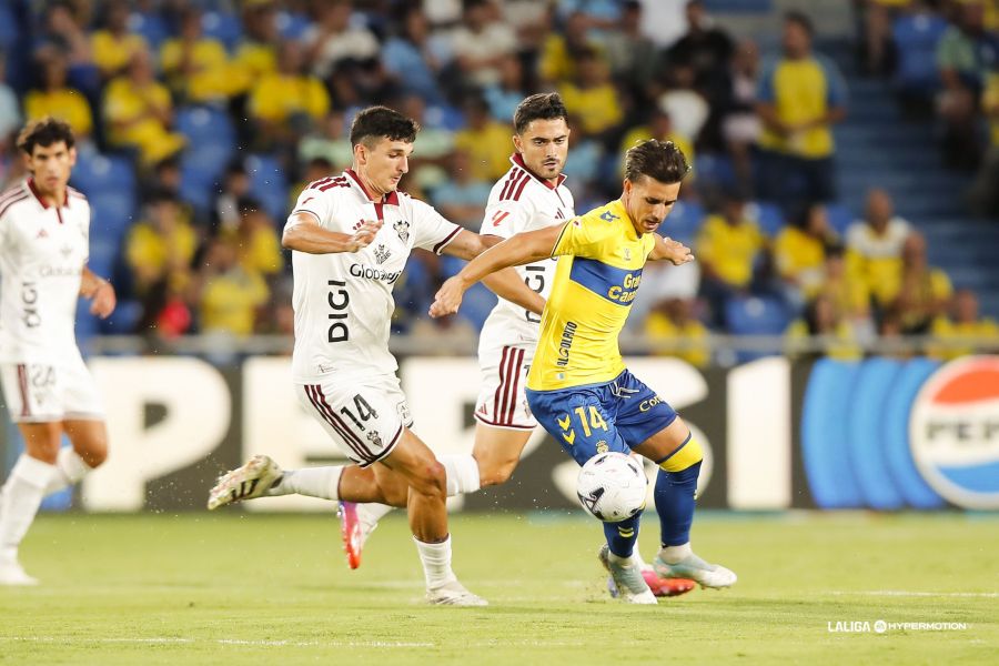 Fuster-Albacete | udlaspalmas.NET LAS NOTAS | Descubre las notas del partido entre la UD Las Palmas y el Albacete Balompié, con la victoria por 2-1 en los últimos minutos. Caro (6). Inseguro. Ahora ser portero también te obliga a usar bien los pies, algo que además en esta UD es obligatorio. Hoy estuvo inseguro, despertando algún m un