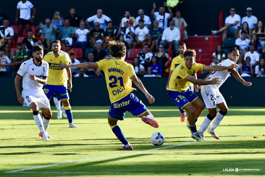 El zaguero murciano de la Unión Deportiva Las Palmas debutó de amarillo en los minutos finales en Ceuta. Actuó de lateral izquierdo tras sustituir a Giovanni Bonfanti. Uno de los nuevos fichajes de esta Unión Deportiva Las Palmas 2026-2027 debutó el pasado sábado en el Alfonso Murube de Ceuta. En los últimos minutos de partido,