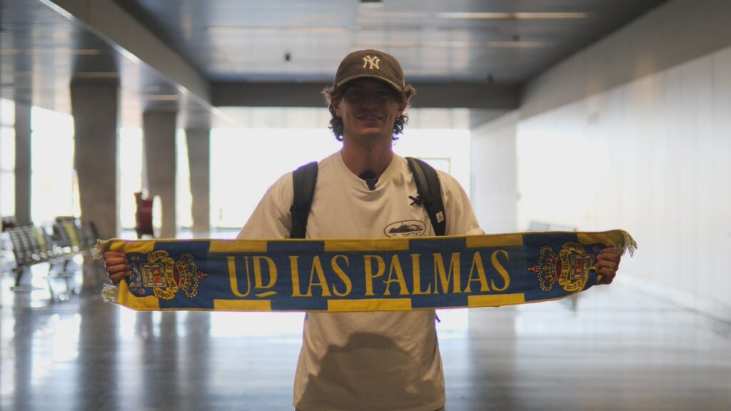 Giovanni Bonfanti aeropuerto | udlaspalmas.NET El nuevo defensa de la Unión Deportiva Las Palmas asegura haber tenido claro la decisión de venir al conjunto grancanario en sus primeras palabras en su llegada a Gran Canaria. Giovanni Bonfanti ya está en Gran Canaria. El nuevo central de la Unión Deportiva Las Palmas será presentado en los próximos días pero en sus