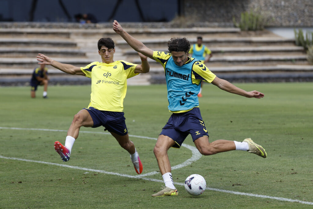 Giovanni Bonfanti entrenamiento | udlaspalmas.NET El conjunto grancanario ha inscrito en la mañana de este viernes a dos de los nuevos fichajes además de Enrique Clemente, que está lesionado y no podrá estar contra el Albacete. La Unión Deportiva Las Palmas sigue cumpliendo los trámites habituales y protocolarios antes de comenzar una nueva competición liguera. Tras la inscripción de Jefté