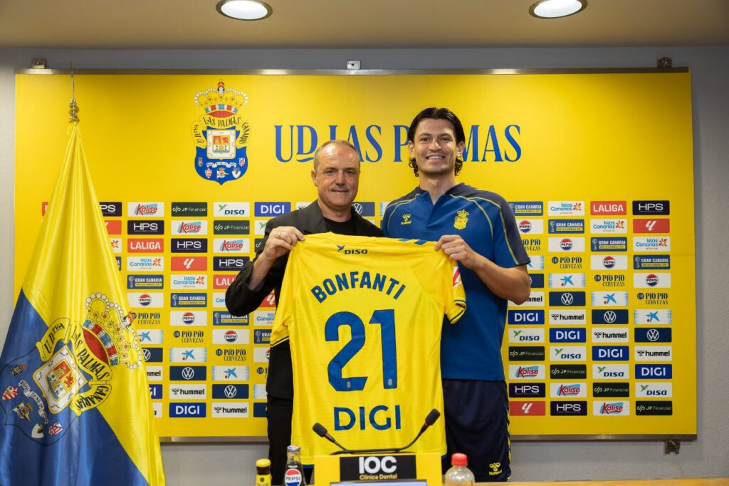 Giovanni Bonfanti y Luis Helguera presentación | udlaspalmas.NET El central italiano, séptimo y por ahora último fichaje de la Unión Deportiva Las Palmas, coge el dorsal 21 que deja libre Jonathan Viera. El '21' en la Unión Deportiva Las Palmas es el número más especial. Vinculado en etapas anteriores a jugadores con el peso de Juan Carlos Valerón o Jonathan Viera, actualmente ese