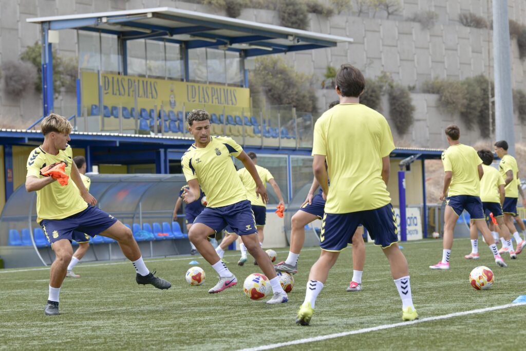 El equipo de Juan Manuel Rodríguez ha conocido este viernes que finalmente el Puente Genil cordobés estará en el grupo del filial amarillo y el Atlético Paso jugará en el grupo de los madrileños. A falta de menos de un mes para que arranque la Segunda Federación, la cuarta categoría del fútbol español no deja