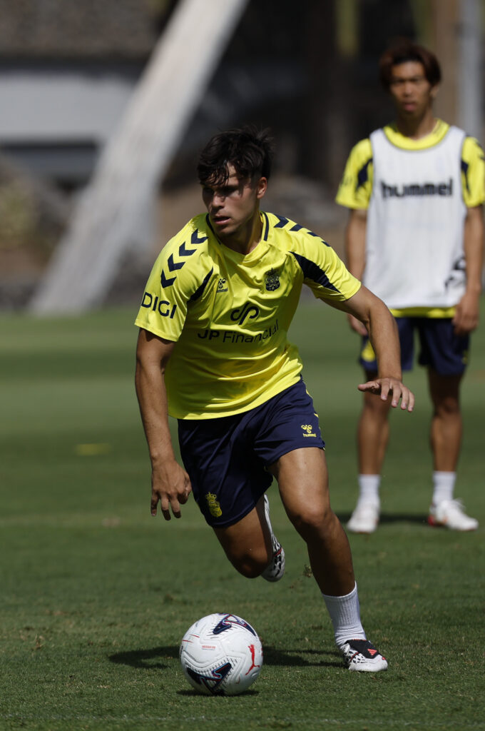El entrenador de la Unión Deportiva Las Palmas destacó la importancia del papel que está asumiendo Iñaki González en una temporada en la cual está ejerciendo de líder del centro del campo. Iñaki González, una de las estrellas de la generación de 2004, ya está demostrando lo que los conocedores de la cadena de filiales