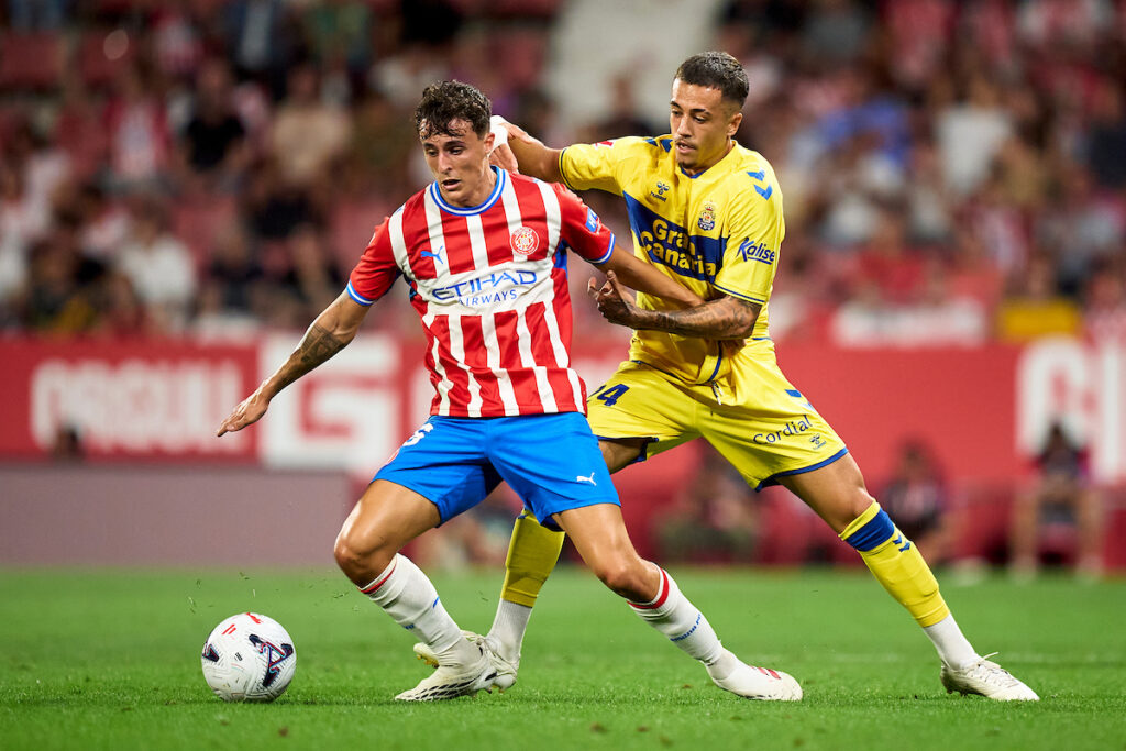 Iván Jaime Girona | udlaspalmas.NET El atacante malagueño fue capaz de marcar a los 135 segundos de incorporarse al terreno de juego y dejó destellos de calidad en sus primeros minutos de amarillo. Rubén de la Barrera ya ha hecho debutar esta temporada a seis de los ocho fichajes que la dirección deportiva ha contratado para esta temporada 2026-2027. El