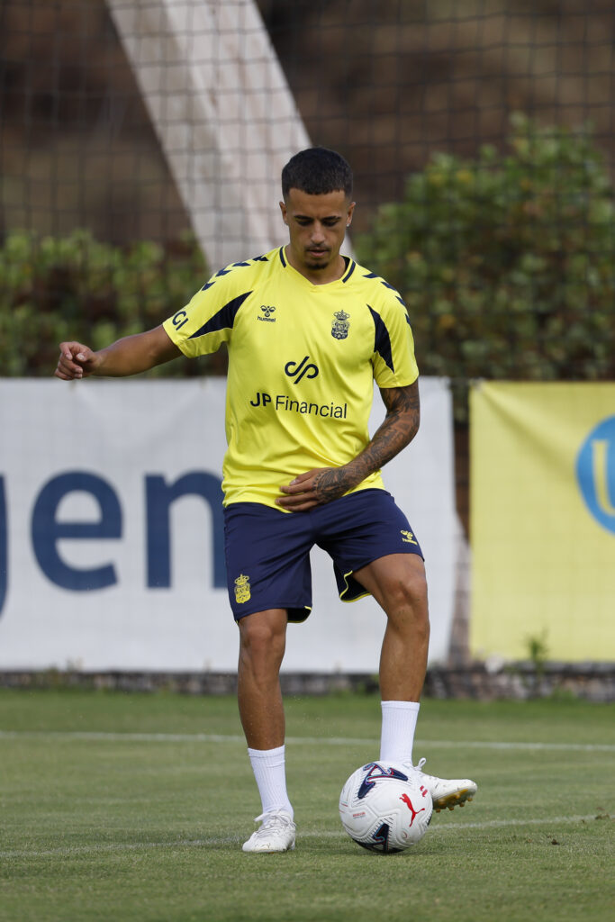 Iván Jaime entrenamiento | udlaspalmas.NET El octavo fichaje de la Unión Deportiva Las Palmas está en la expedición que este viernes se desplaza hasta Ceuta. Por la mañana pasó el reconocimiento médico y realizó su primer entrenamiento junto al resto de sus compañeros. No suele ser habitual en la Unión Deportiva Las Palmas, pero se puede dar el caso de
