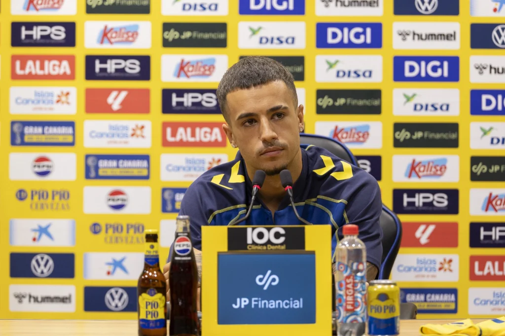 El centrocampista malagueño fue presentado este lunes antes los medios de comunicación, donde reconoció que desde hace unas tres o cuatro semanas se iniciaron los contactos para llegar a la Unión Deportiva Las Palmas. Iván Jaime, octavo fichaje de la Unión Deportiva Las Palmas 2026-2027, fue presentado este lunes ante los medios de comunicación, donde