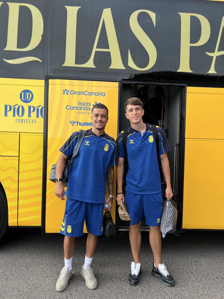 Rubén de la Barrera desplaza a 24 jugadores a Cataluña, donde este viernes el equipo grancanario realizará la última sesión de trabajo. Enrique Clemente y Jorge Valverde, novedades en la expedición amarilla. La Unión Deportiva Las Palmas ha madrugado este viernes para poner rumbo a Cataluña. La expedición amarilla puso rumbo esta mañana a Barcelona