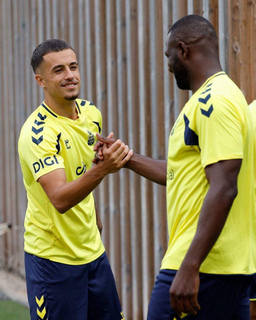 Iván Jaime y Nicholas Opoku entrenamiento | udlaspalmas.NET Rubén de la Barrera habló sobre el central ghanés y el atacante ítalo-uruguayo, desvelando que en unas dos o tres semanas podrían estar en óptimas condiciones para al menos entrar en la convocatoria. Jeremía Recoba está más cerca que nunca de volver a entrar en una convocatoria. El atacante ítalo-uruguayo lleva semanas y meses entrenando