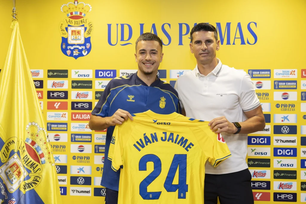 El centrocampista malagueño fue presentado este lunes antes los medios de comunicación, donde reconoció que desde hace unas tres o cuatro semanas se iniciaron los contactos para llegar a la Unión Deportiva Las Palmas. Iván Jaime, octavo fichaje de la Unión Deportiva Las Palmas 2026-2027, fue presentado este lunes ante los medios de comunicación, donde