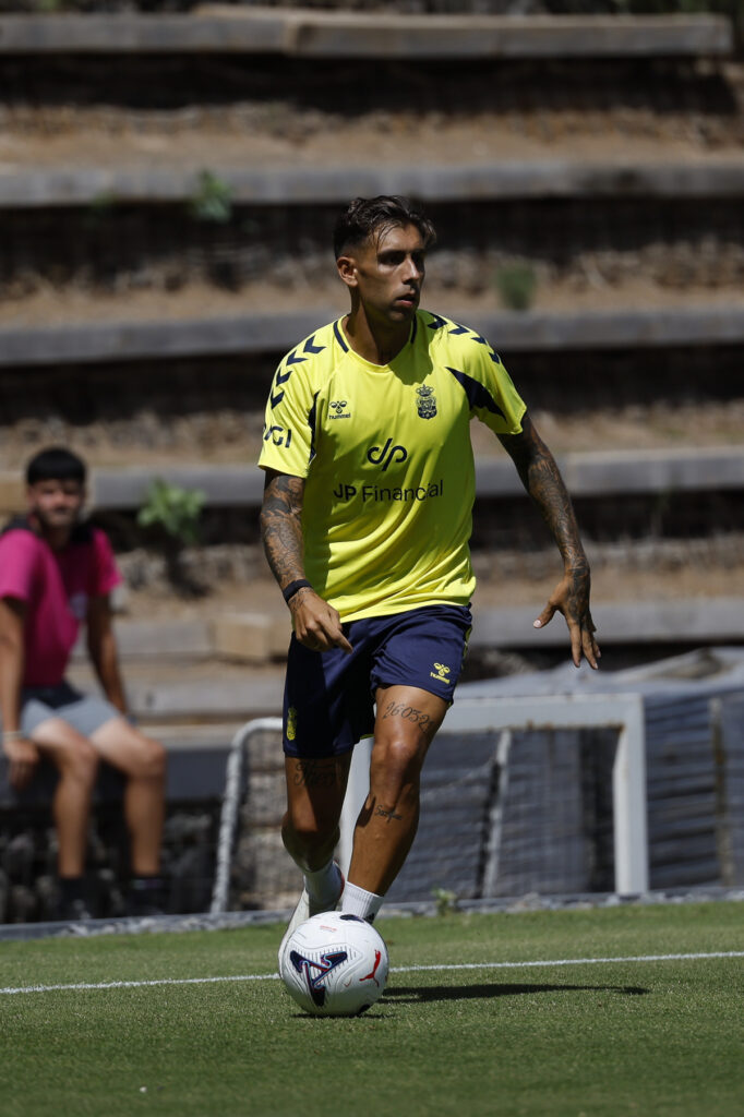Jefté Betancor entrenamiento | udlaspalmas.NET El delantero grancanario saldrá teóricamente desde el inicio como delantero de referencia, posición en la cual únicamente ha podido jugar durante 47 minutos en el inicio liguero. Jefté Betancor y ser el 'sacrificado' por Rubén de la Barrera. El delantero grancanario, recién fichado tras marcar dieciocho goles con el Albacete Balompié actuando como delantero de