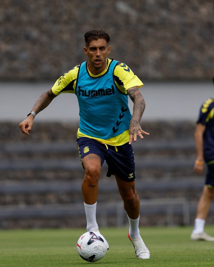 Jefté Betancor entrenamiento | udlaspalmas.NET El delantero grancanario ya está inscrito en LaLiga y está disponible para el partido de este domingo contra el Albacete Balompié. Durante la semana se espera la inscripción del resto de fichajes salvo Nicholas Opoku. Semana de trámites administrativos para la Unión Deportiva Las Palmas. A falta de cuatro días para comenzar LaLiga Hypermotion contra