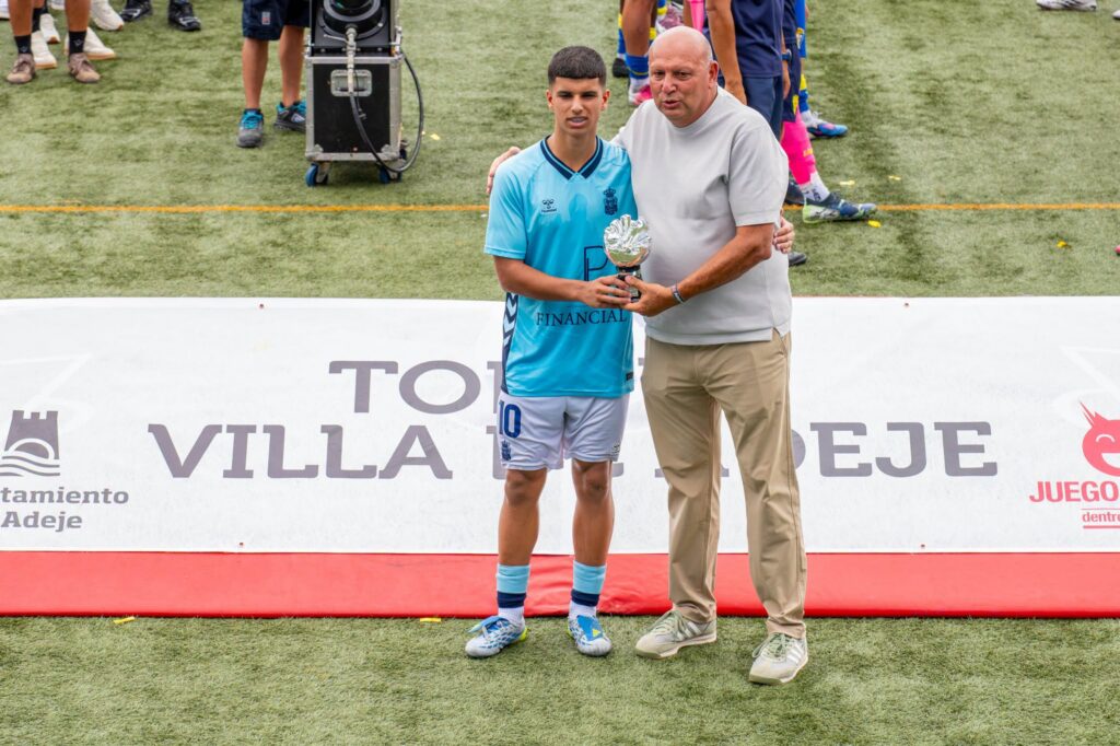 Jeredian López Adeje | udlaspalmas.NET El conjunto grancanario desarrolló una gran competición durante este fin de semana para proclamarse campeón y vencer a equipos como Racing de Santander y Cádiz. Además, lo hizo dominando los partidos e incluso sin encajar ningún gol. Adeje siempre es un torneo especial para la Unión Deportiva Las Palmas. El Juvenil División de Honor conquistó