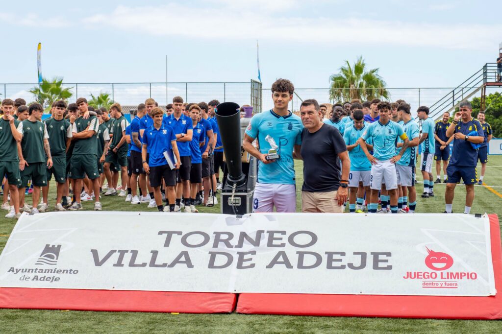 Jorge Betancort Adeje | udlaspalmas.NET El conjunto grancanario desarrolló una gran competición durante este fin de semana para proclamarse campeón y vencer a equipos como Racing de Santander y Cádiz. Además, lo hizo dominando los partidos e incluso sin encajar ningún gol. Adeje siempre es un torneo especial para la Unión Deportiva Las Palmas. El Juvenil División de Honor conquistó